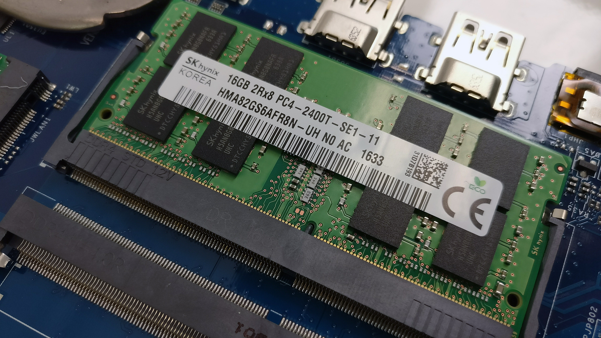 Как подобрать платы оперативной памяти. Dell Inspiron 15 Оперативная память. Дополнительная Оперативная память для ноутбука. Ram Slot. Оперативная память для dell Inspiron 1546 как выглядит.