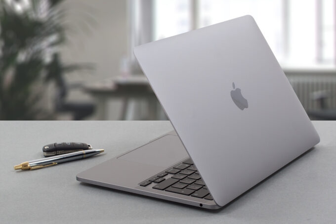 Apple MacBook Pro 13 (2022) review | LaptopMedia.com