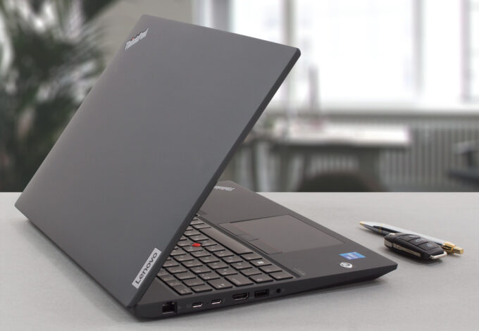 Lenovo Thinkpad T16 Gen 1 review: A big-screened workstation for pros