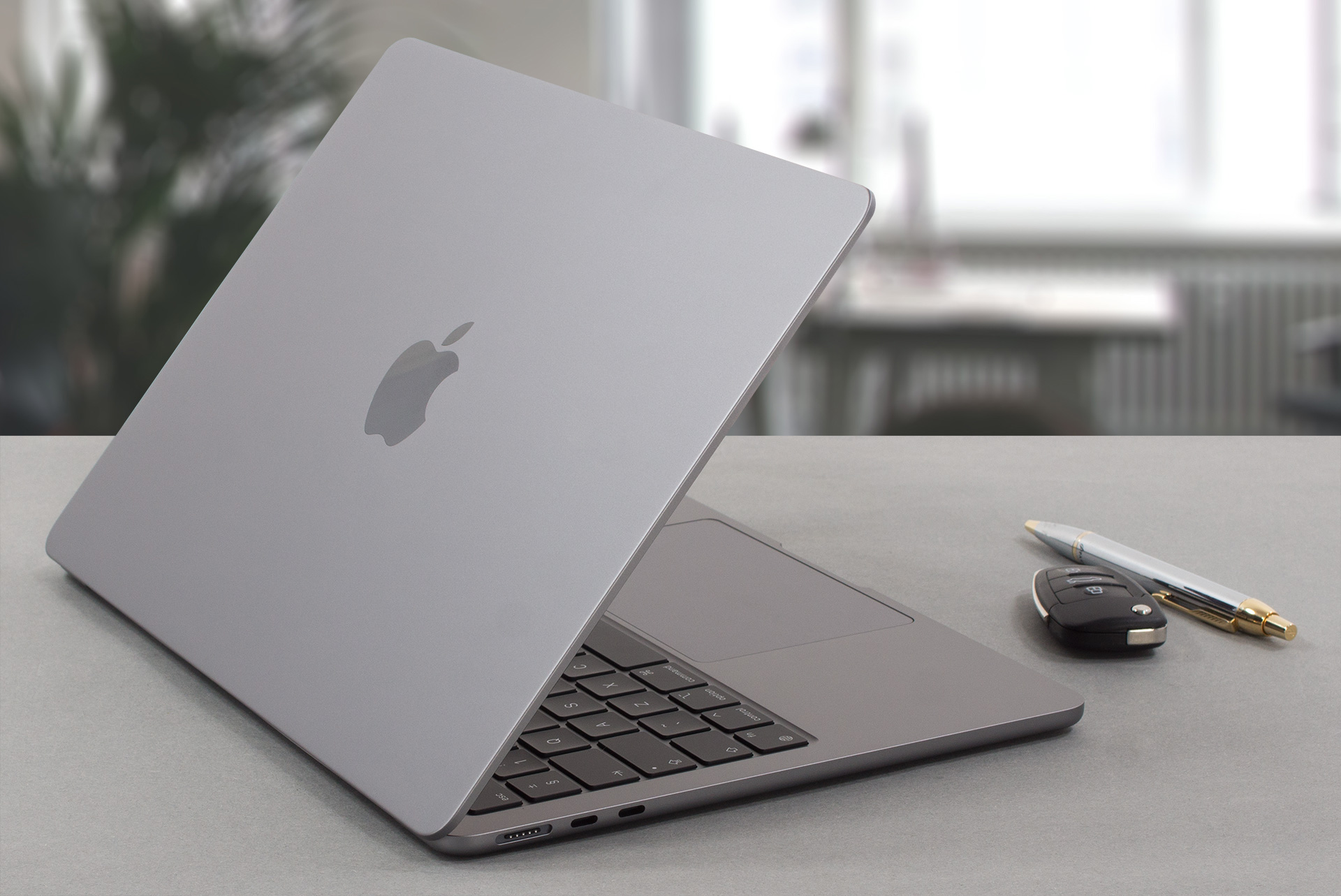 Apple MacBook Air (M2, 2022) review | LaptopMedia Canada