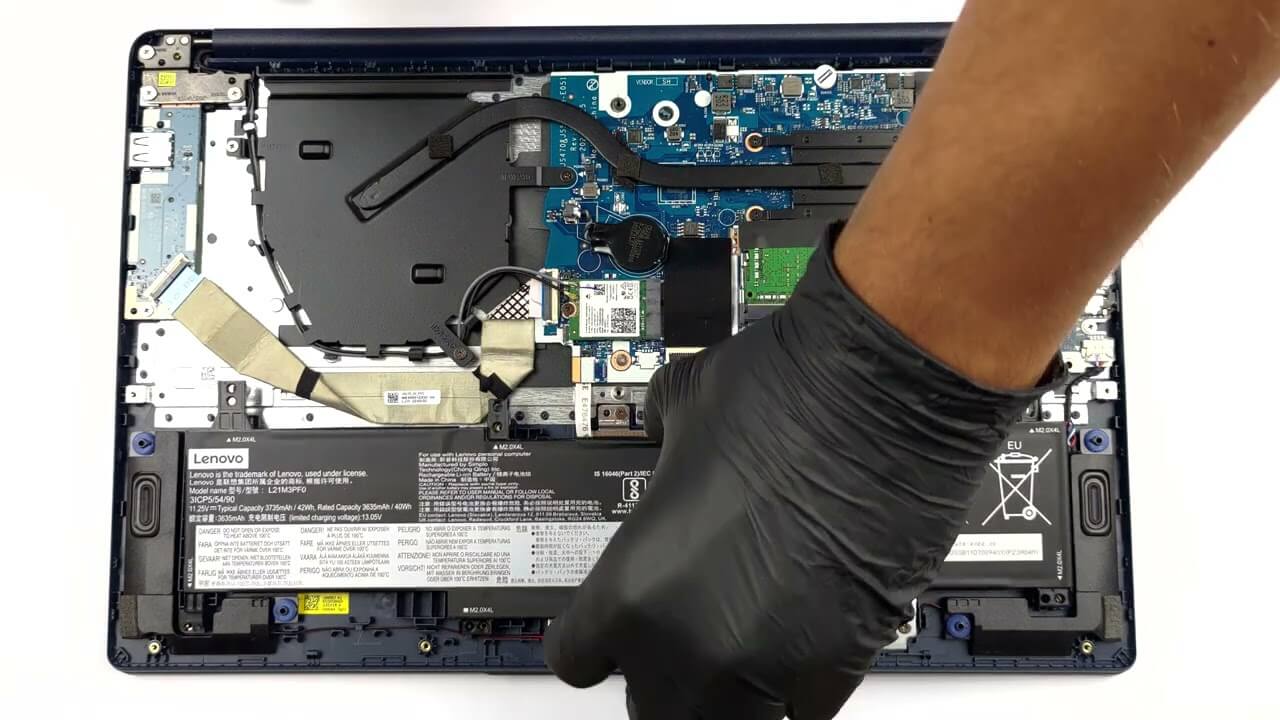 Lenovo IdeaPad 1（15インチ、2022年）を開く方法 - 分解および