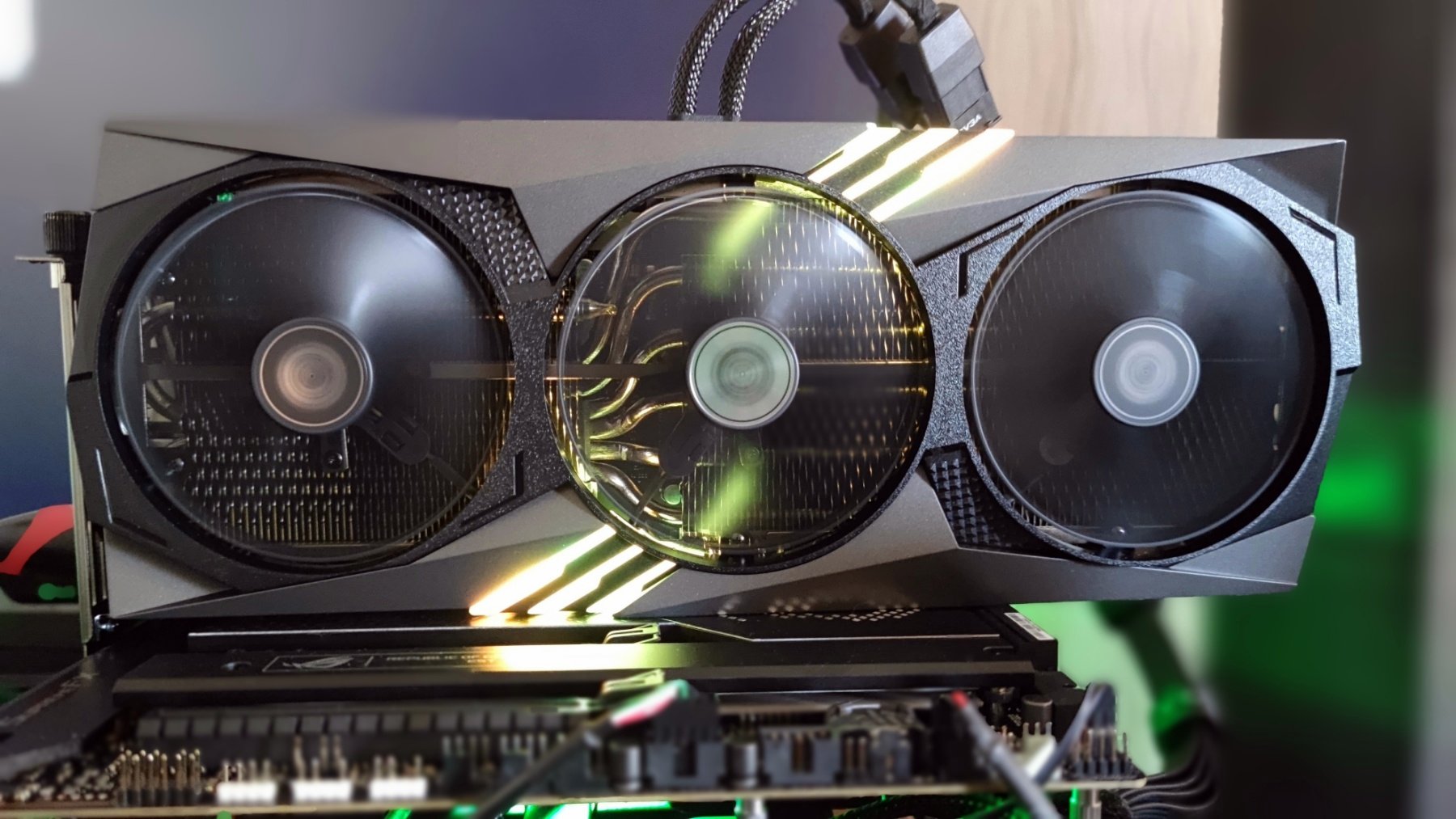 Quick comparison] MSI GeForce RTX 4070 GAMING X TRIO vs Ventus 3X