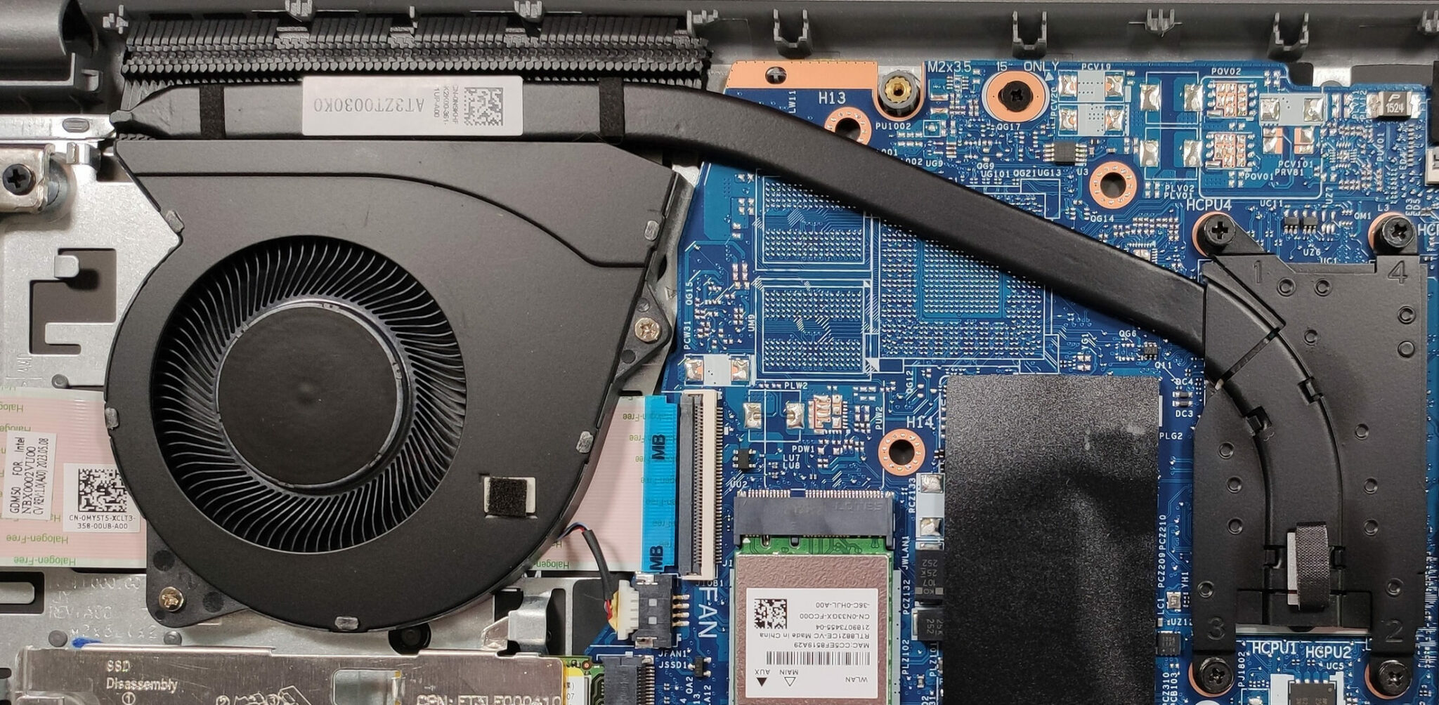 Dell Vostro 15 3530 Review - This Laptop Needs Better Cooling Asap 