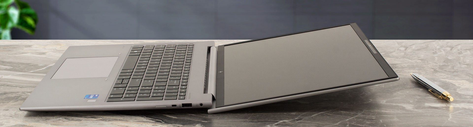 HP ZBook Firefly 16 G10 Test - der CPU-Takt unter hoher Last ist niedrig,  aber die Akkulaufzeit ist beeindruckend: Design und Konstruktion