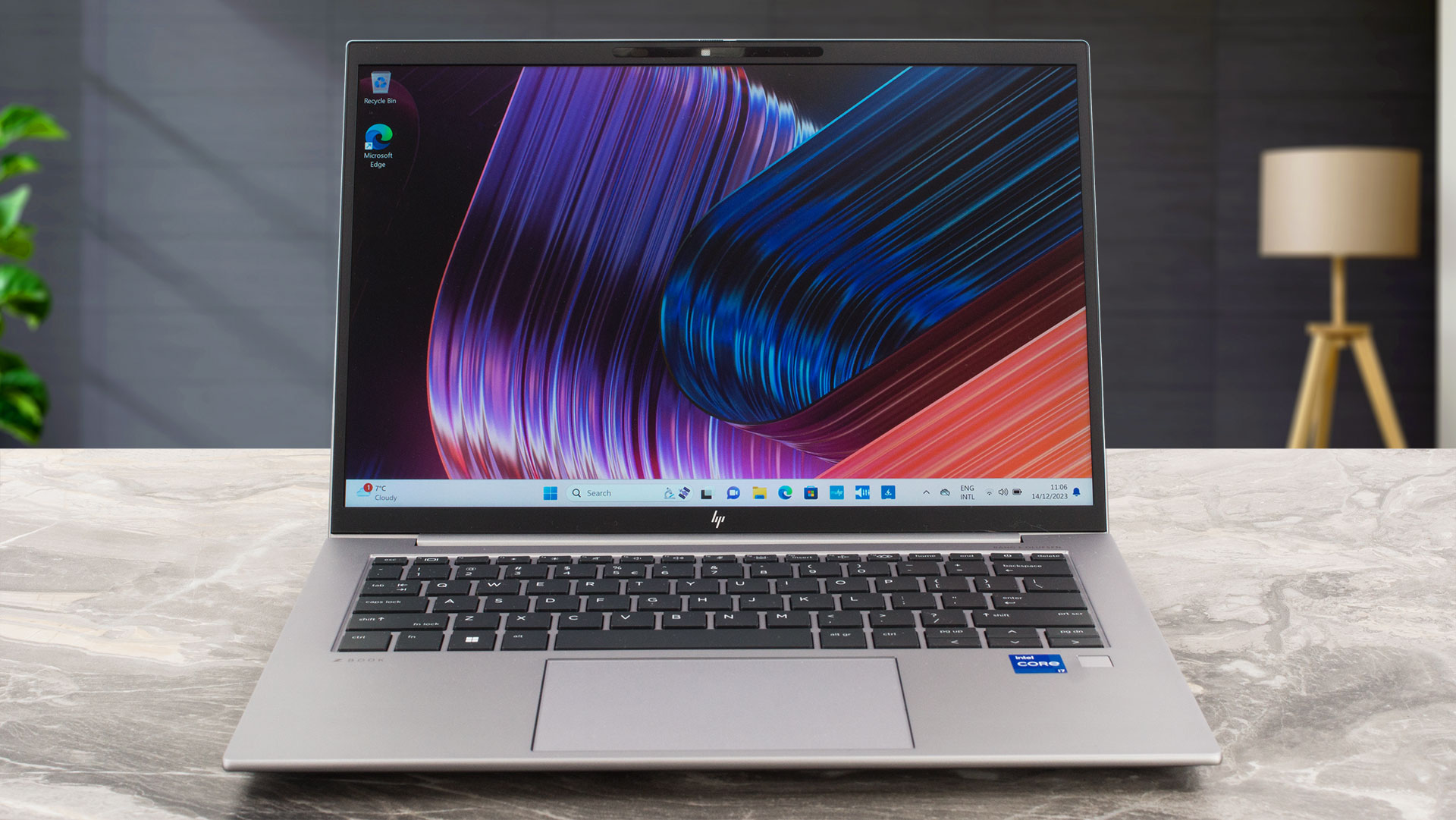 HP ZBook Firefly 14 G10 レビュー - 小型で軽量なノートパソコン、色