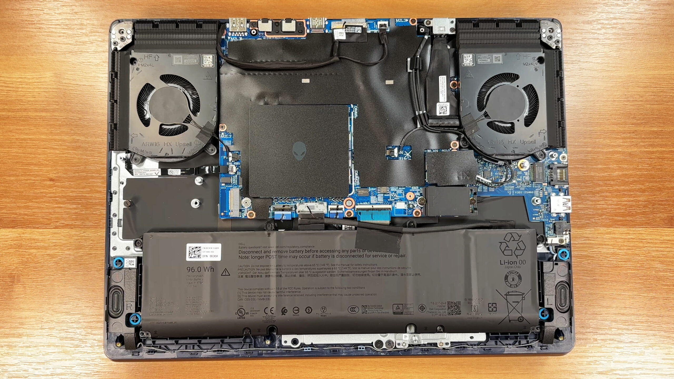 Alienware 16X Aurora (AC16251)の開け方 - 分解とアップグレード