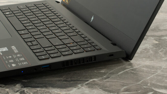 Acer Nitro V 15 AI (ANV15-42) laptop, hinge