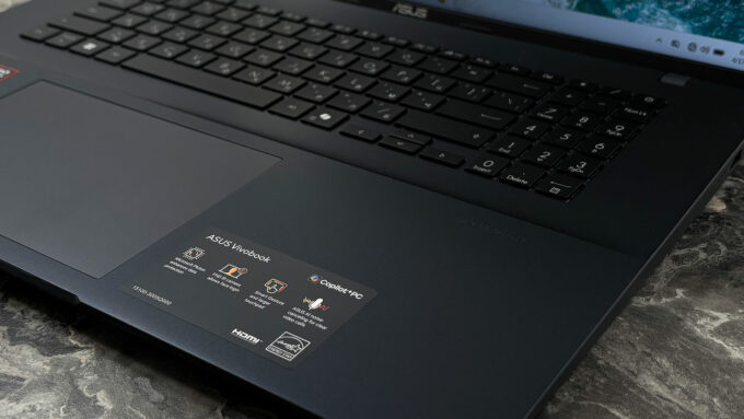 ASUS Vivobook 18 (M1807) laptop, keyboard right