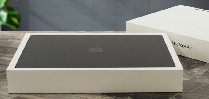 Apple-MacBook-Air-15.3″-(M5)-laptop,-in-the-box-2