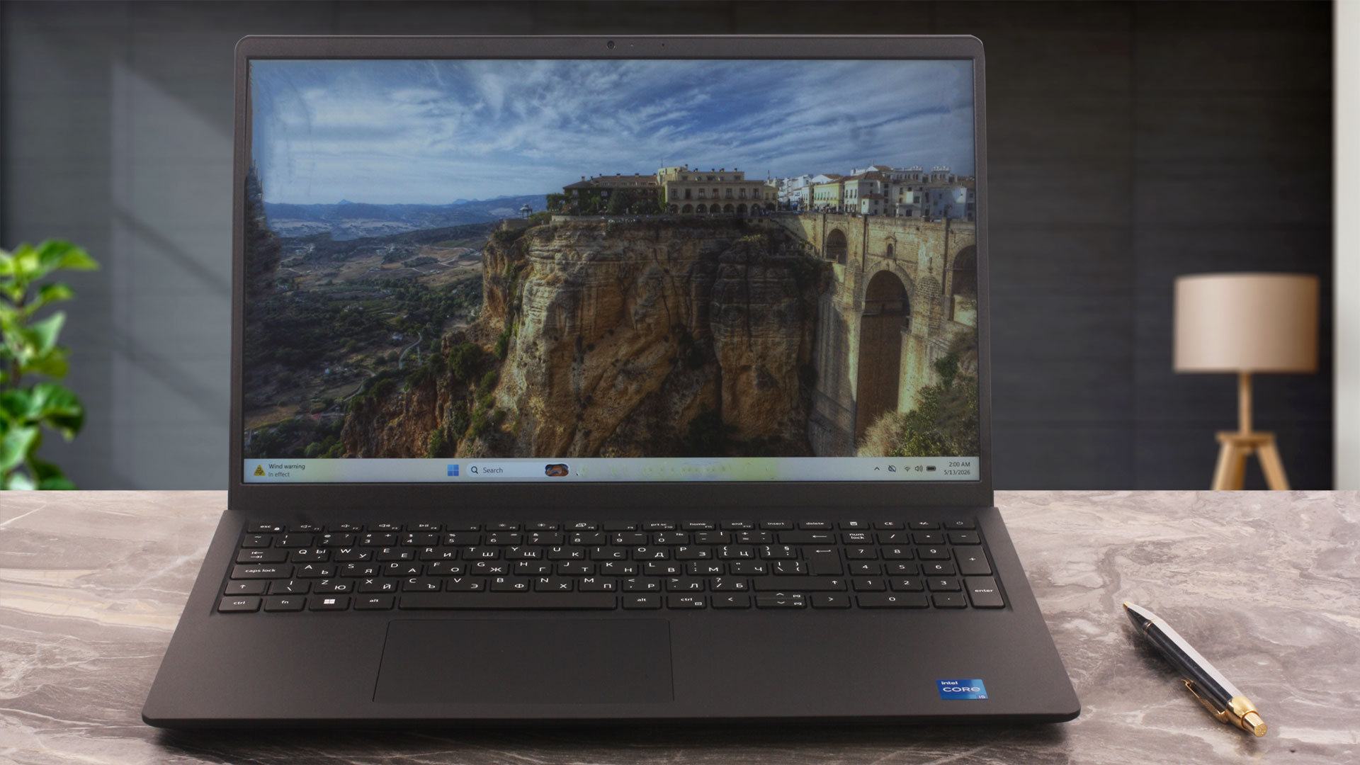 Dell 15 (DC15250)レビュー - 実用的なオフィスノートPCに大きな設定の
