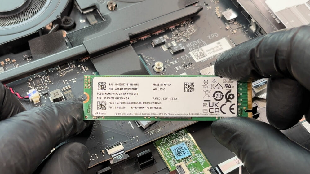 Acer Predator Helios 18 AI (PH18-I71) SSD slots