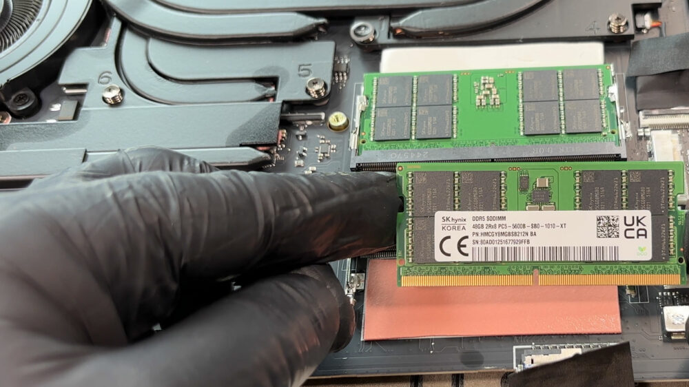 Acer Predator Helios 18 AI (PH18-I71) RAM slots