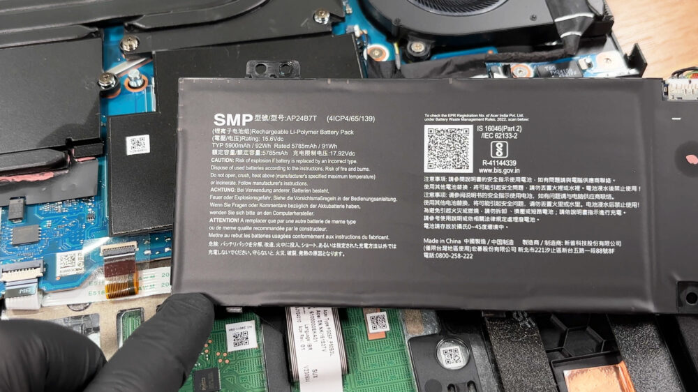 Acer Predator Helios Neo 16 (PHN16-I31) 92Wh battery and internal components