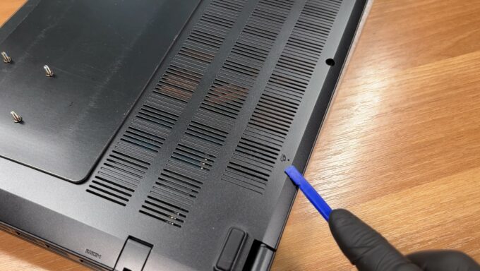 Acer Nitro V 15 ANV15-A31 battery-reset pinhole