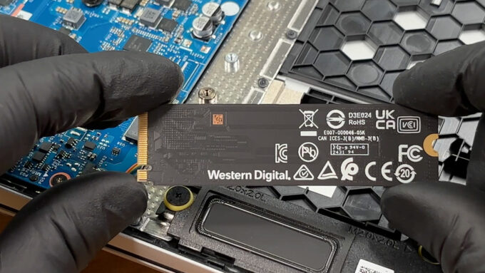 HP OmniBook 5 16 SSD and replaceable Wi-Fi module